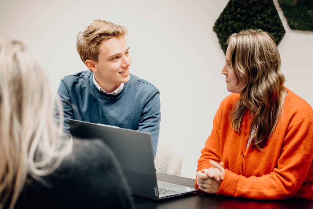 Freelance HR-professionals in gesprek tijdens een netwerkbijeenkomst van Infacto